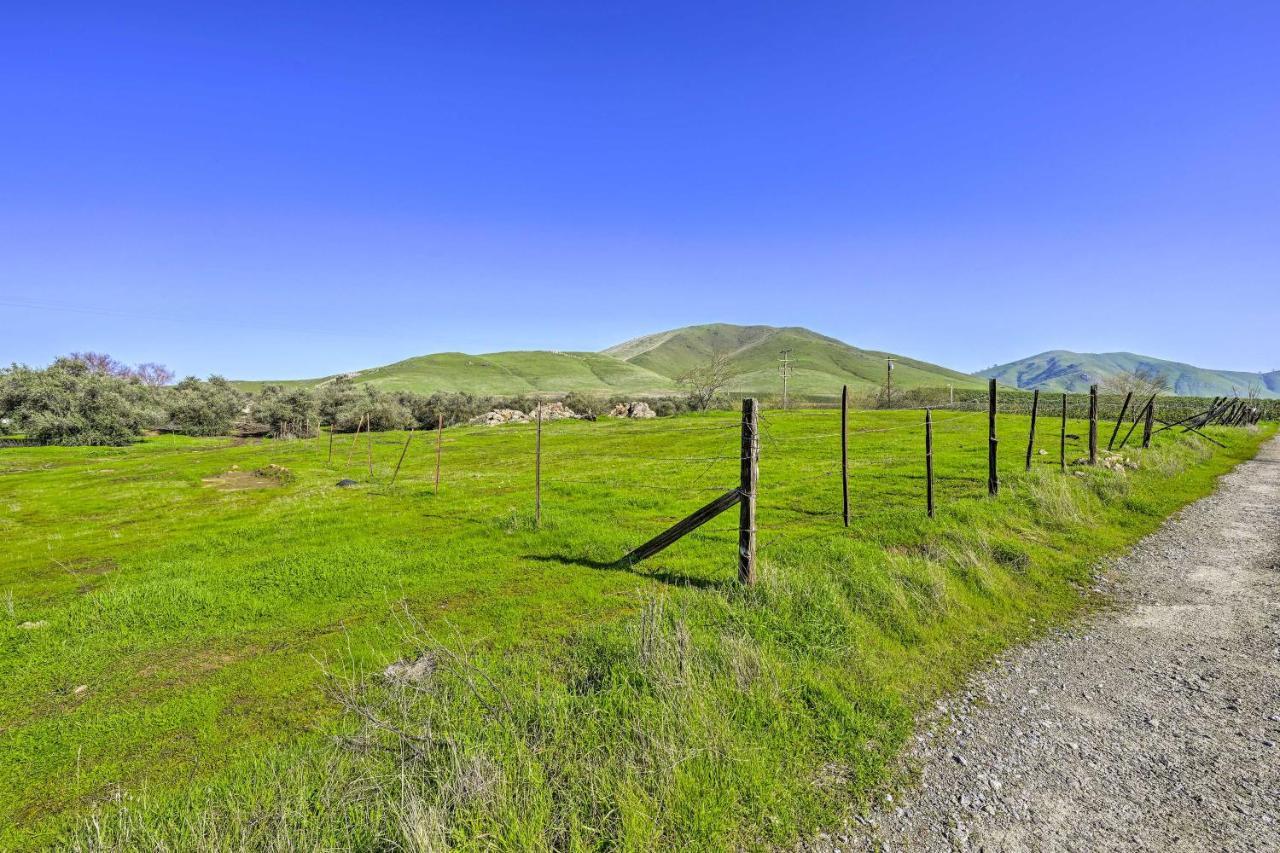 Peaceful Ranch Home With Sierra Nevada Views Woodlake Extérieur photo